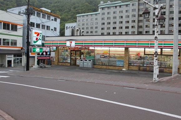 登别温泉街8 北海道自驾游Day 3行程_登别温泉街7-11便行店