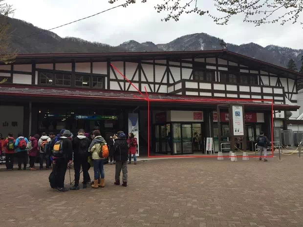 使用Tateyama Kurobe Alpine Free Pass在立山駅兑换乘车整理券
