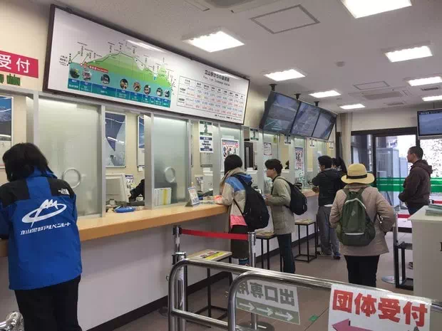 使用Tateyama Kurobe Alpine Free Pass在立山駅兑换乘车整理券