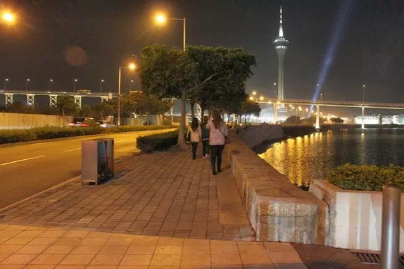 Walking from Zona Nova de Aterros do Porto Exterior to Macau Firecracker and Firework Zone