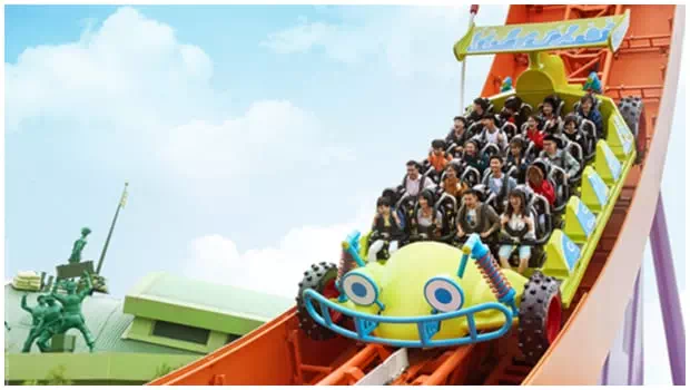 上海迪士尼樂園必玩_抱抱龍沖天賽車