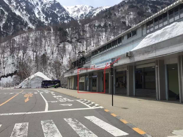 Exchanging for a boarding ticket at Ogizawa Station using the Tateyama Kurobe Alpine Free Pass