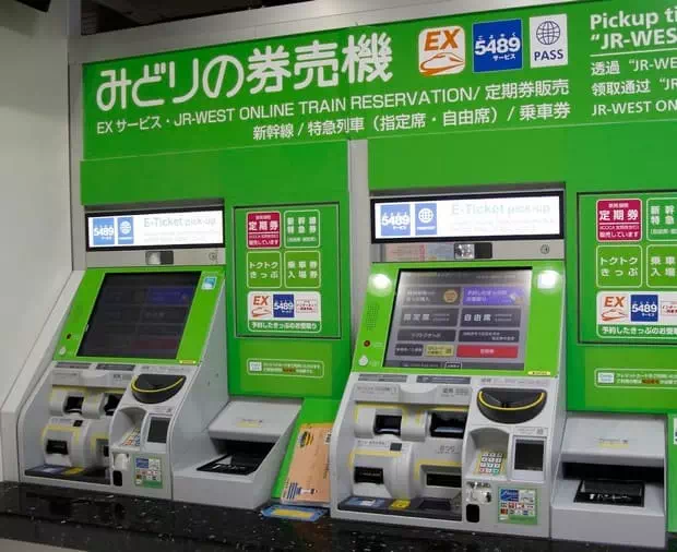 指定席券売機でJR Passを受け取る