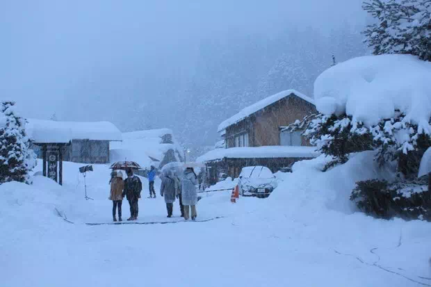 大雪紛飛的白川鄉合掌村景色