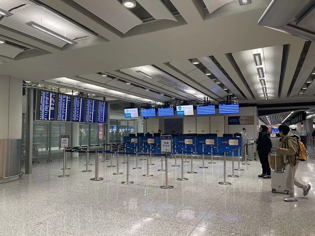 從香港機場前往轉機停車埸