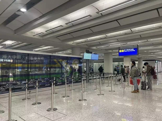 從香港機場前往轉機停車場