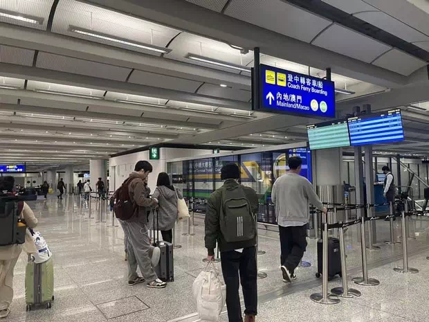 從香港機場前往轉機停車場